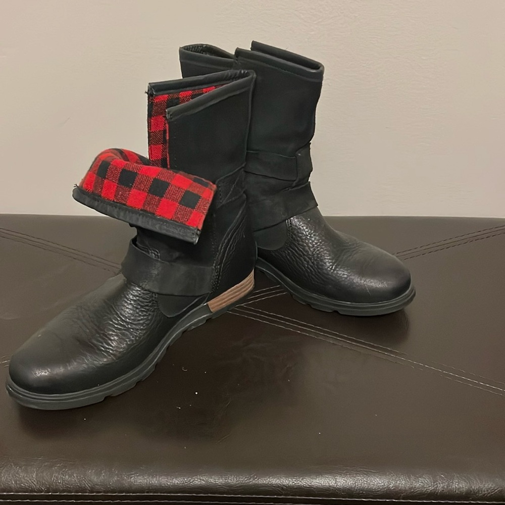 Sorel black leather boots. Size 7.